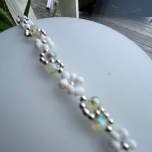 Färgglada pärlchokers och armband -  handgjorda smycken.Perfekt för dig som gillar färg och lekfull stil. Finns till vuxen och barn.armband och halsband