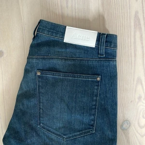 Acne Jeans - Snygga Acne jeans i perfekt skick. Knappt använda, utan defekter och liknande. Storleken är 32/34. Kom med PRISFÖRSLAG! 🙌 Nypris runt 1400kr