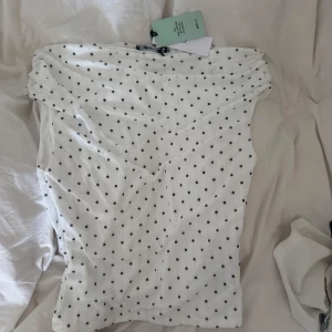 Prickig topp - Prickig topp från Gina Tricot, aldrig använd🤍