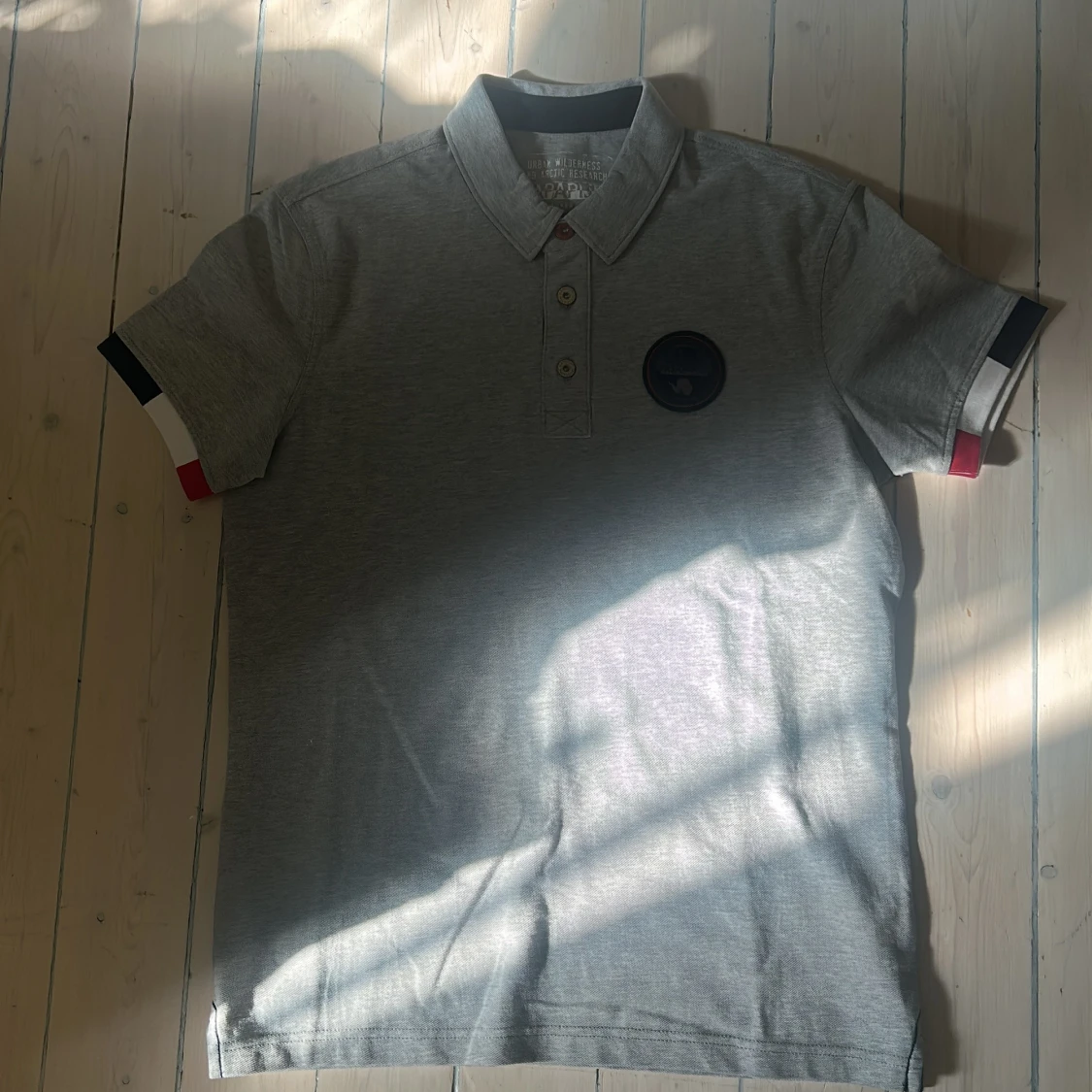 Grå pikétröja från Napapijri