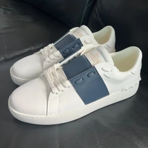 Valentino Open Skor - Galet snygga Valentino Open skor! Aldrig använda, 10/10 skick. Box följer med. Skickar samma dag eller dagen efter.