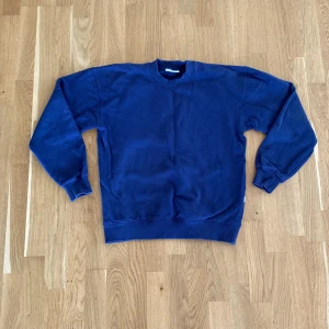 Mörkblå sweatshirt från Vaillent - En basic mörkblå sweatshirt från Vaillent i storlek S. Tröjan har rund halsringning, ribbade muddar vid ärmslut och nederkant samt en loose passform. Perfekt för chill dagar eller när du vill ha en enkel och stilren look.