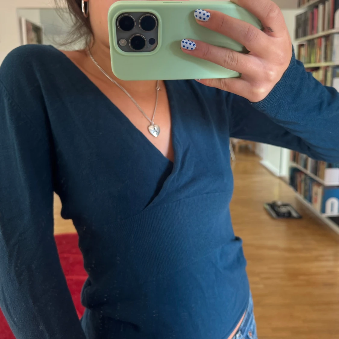 Mörkblå omlottstickad tröja - 2