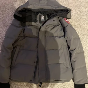 Canada Goose jacka, Mac Millan - Säljer en grå dunjacka från Canada Goose i modellen Mac Millan. Storlek M men hade rekommenderats för storlek S. (ca 170-175) Skriv i DM för bättre bilder och Videor. Pris kan sänkas i DM!