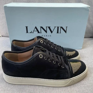 Lanvin skor  - Hej! Säljer nu dessa sjukt snygga lanvin skor. Skorna är i toppskick! Har begränsat antal boxar och dustbag. Hör av dig vid frågor 