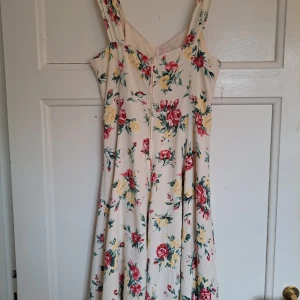 Blommig vadlång sommarklänning - Vacker och skön, viskos