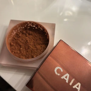 CAIA loose glow bronzer  - Säljer CAIA loose glow bronzer i färgen Venice🤎 Ungefär hälften kvar, väldigt pigmenterad! Ger en superfin färg. 