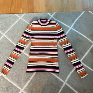Randig ribbad tröja - Säljer en ribbad långärmad tröja från Holly & Whyte. Materialet är lite tjockare vilket är perfekt när det är kallare ute. Tröjan har aldrig använts förut då det inte är min stil. Har ni några frågor är det bara att kontakta mig💕