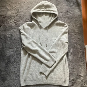 Ljusgrå kashmir hoodie  - Supermjuk ljusgrå hoodie. Materialet känns lyxigt och är kashmir | Skick 9,5/10 | Använd fåtal gånger 😄👌