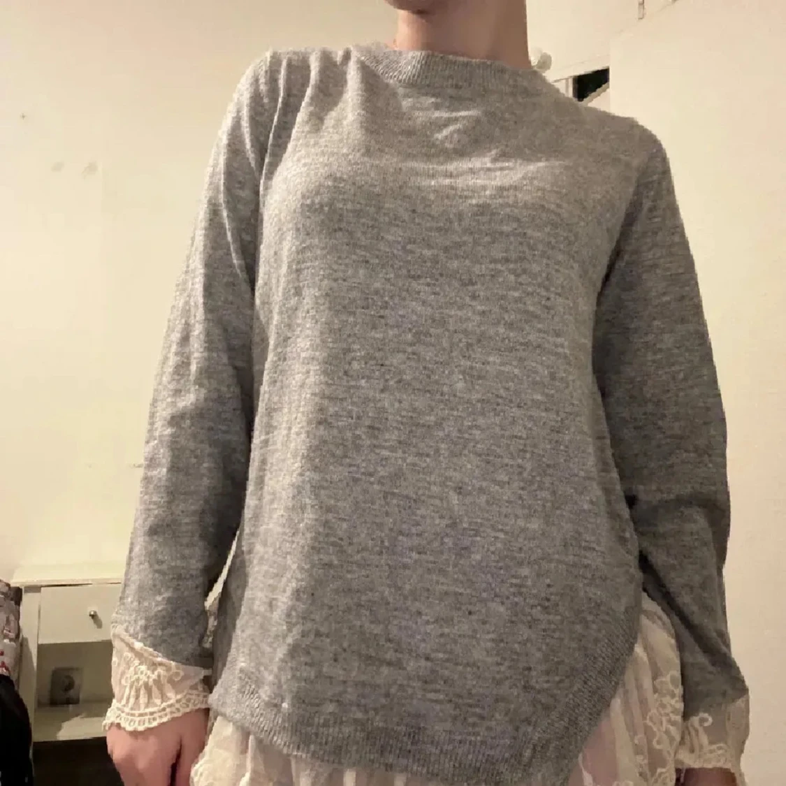 Grå stickad tröja med spets och rosett - 2