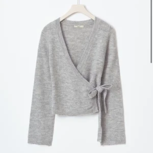 Ginatricot omlott cardigan grå  - Säljer denna omlott cardigan från ginatricot eftersom den ej kommer till användning! Denna är helt slutsåld på hemsidan och är i väldigt fint skick!🩷🩷🫶🏼