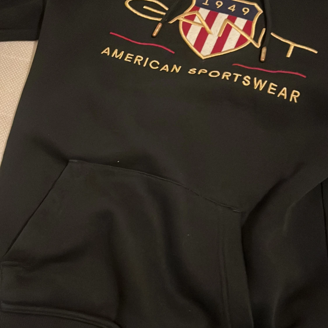 Svart hoodie från GANT  - 1