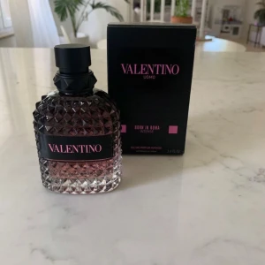 Valentino born in Roma oumo 100ml - Tjoo, säljer denna born i Roma parfym till dunderpris‼️‼️📩 Säljer för att ha köpt en annan variant av den. Bara några sprays använda så nästan helt ny✅✅ DMa vid minsta fundering eller prisförslag🤗🤗