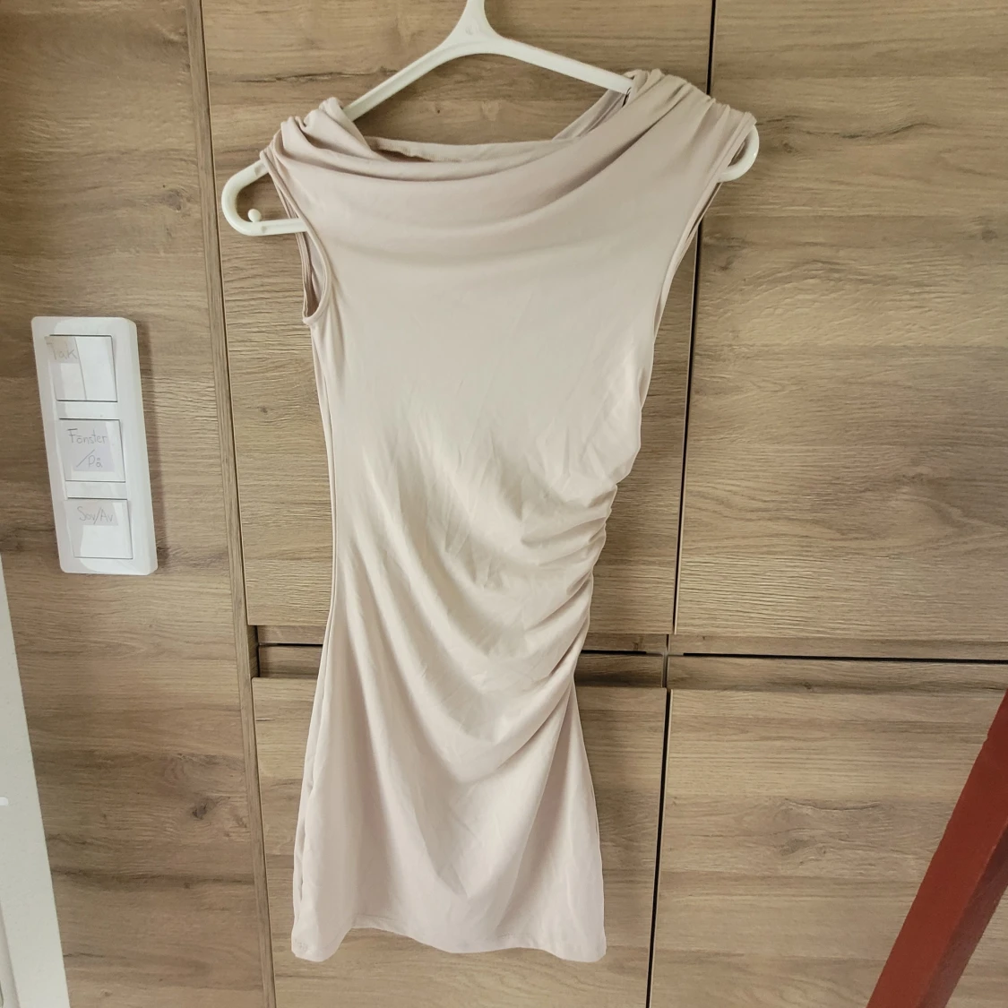 Beige omlott kortklänning - 1