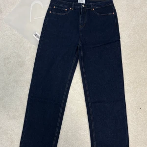 Doubles jeans - Täysin uudet farkut, farkkuja ei ole käytetty kertaakaan. Ovat liian isot ja siksi myyn. Koko 32/30. Kaikki laput edelleen paikallaan ja alkuperäinen pakkauspussi joka näkyy kuvissa tulee mukaan.  Ovh: 81.95€