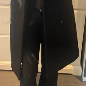 Svarta bootcut jeans - Bootcut jeans köpte på plickt. Endast använt 1 gång 