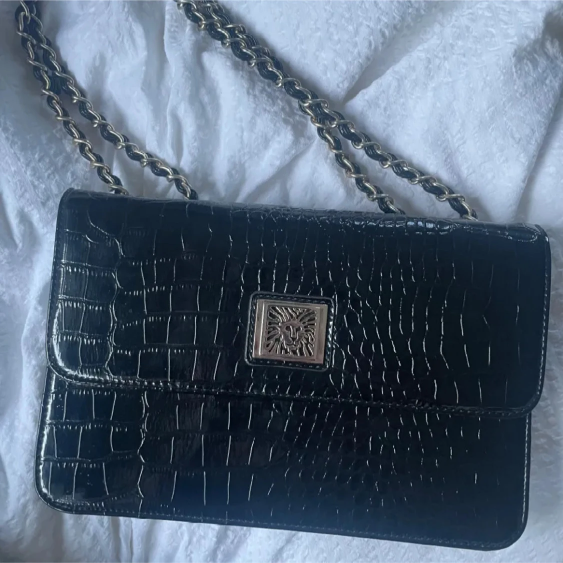 Svart axelväska med kedjerem