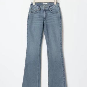 Blå bootcut jeans - Snygga ljusblå jeans, använd fåtal gånger men fortfarande i bra skick. Slutsåld på hemsidan och nypris 499kr. Om du har någon fundering eller bud så skriv privat! 🤩🙏🏻💘