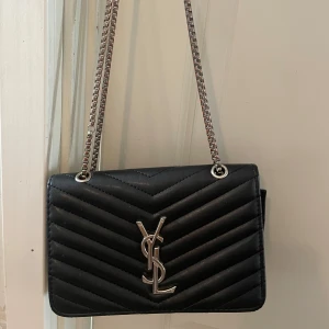 Ysl väska  - Jätte fin väska från ysl har lite rost på kedjorna då jag har haft väskan i nått år men den är sparsamt använd och inget annat fel än de!