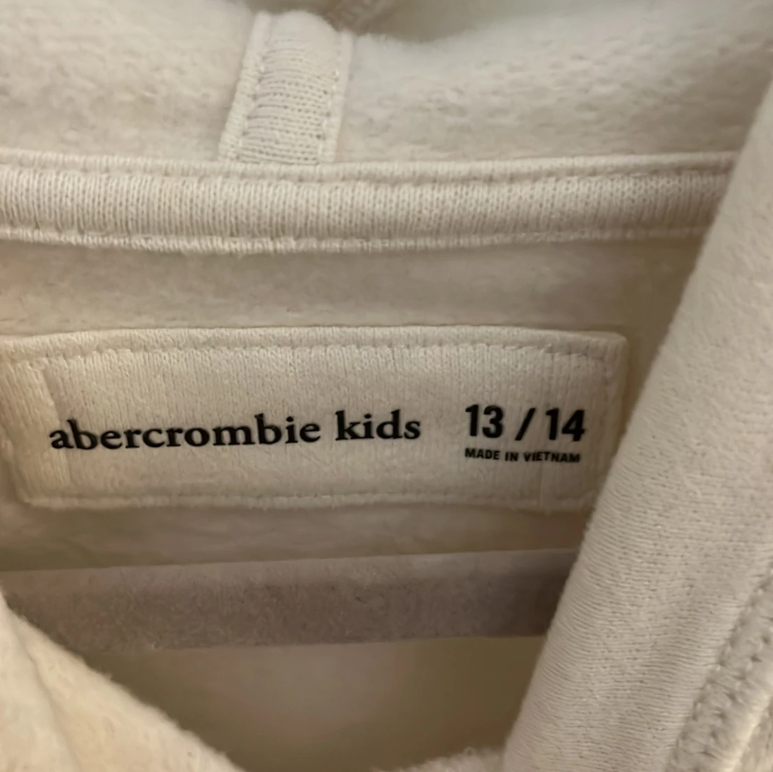 Vit hoodie med rosettprint Abercrombie - 3