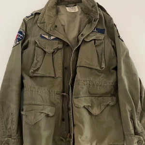 Ralph Lauren Fieldjacka - Tjena, säljer nu min as fetta Ralph lauren jacka. Jackan är i gott skick utan några defekter. Den är i storlek M. Hör gärna av er om ni har några frågor!