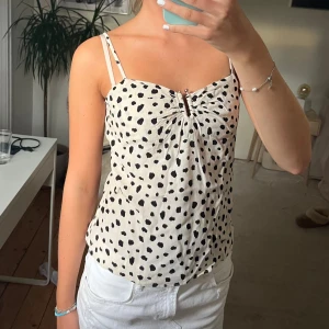 Linne  - Så fint linne med gulddetalj och prickar 🥰