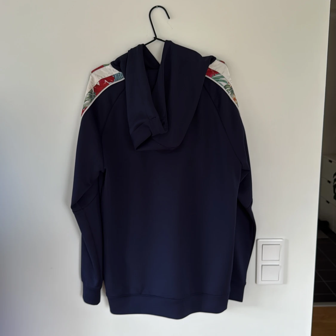 Mörkblå hoodie från SikSilk med blommor - 1