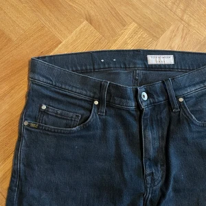 Mörkblå jeans från Tiger of Sweden - Snygga mörkblå jeans från Tiger of Sweden med klassisk femficksdesign i modellen pistolero. Storlek 31:34