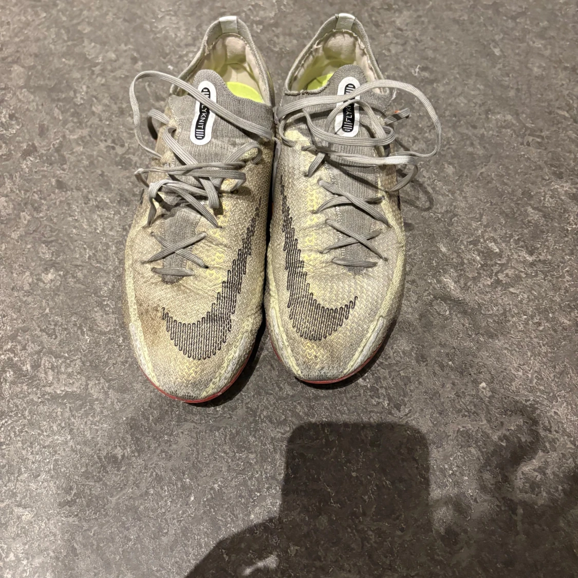 Nike Phantom GT2 fotbollsskor grå