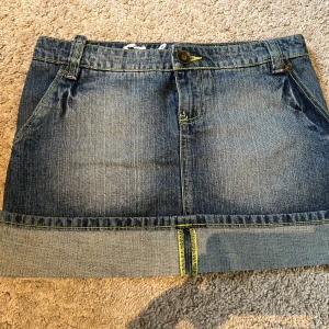 Jeanskjol - Jeanskjol, står ingen storlek men uppskattar till M! 
