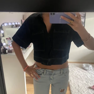 Denim topp - Knappt använd. Lite skrynklig på bilderna.