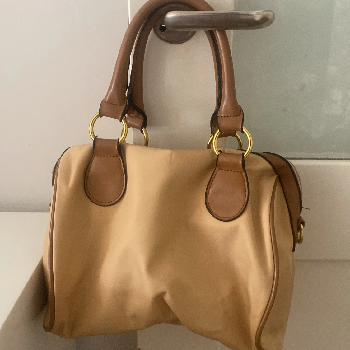 Beige handväska från Michael Kors - 1