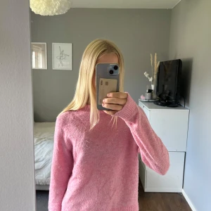 Rosa stickad tröja - Mysig rosa stickad tröja. Har inte använts så mycket. Lite nopprig bara. Skriv för fler bilder💕lägg prisförslag!