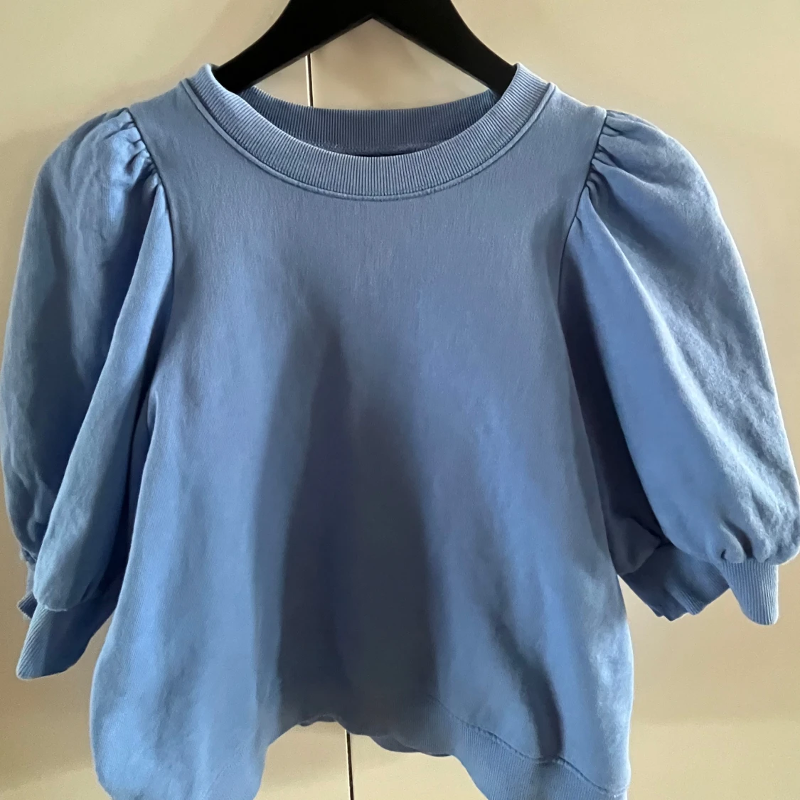 Blå puffärmströja från Lindex - 3