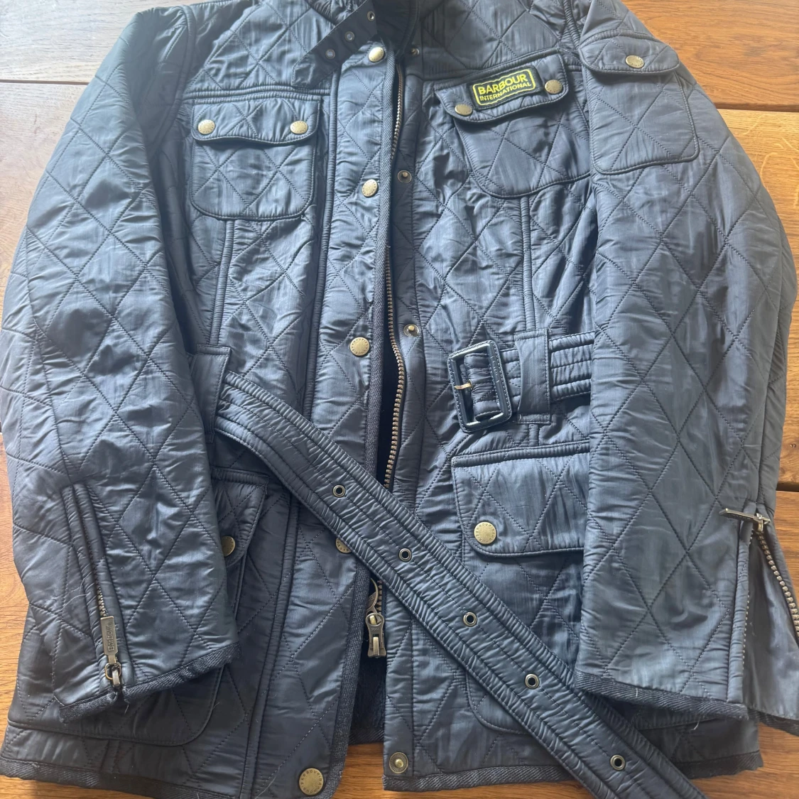 Marinblå quiltad jacka från Barbour