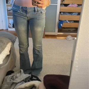 True Religion jeans - Snygga lågmidjade True Religion bootcut jeans. Perfekt skick. Passar mig som brukar vara 36 på jeans.  Fick den i julklapp men har inte använt dem. Og pris: 1300kr. Storlek: W28. Skriv om ni har fler frågor!