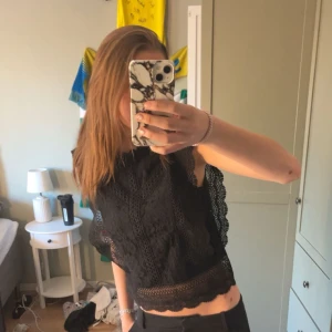 svart spets tröja  - säljer en svart spetsig tröja i Storlek S, köpt från zalando. genoskinlig i materialet där bak + en dragkedja❣️