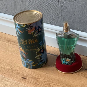 Jean Paul Gaultier Le Beau Paradise Garden - Parfymen Le Beau Paradise Garden från Jean Paul Gaultier. Knappt andvänd köpt på copenhagen airport. Cirkla 95 ml kvar