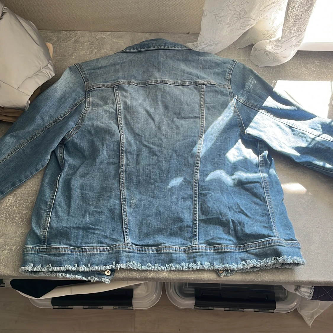 Jeansjacka med pärlor från Lindex - 1