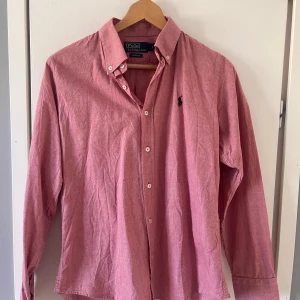 Polo Ralph Lauren skjorta - En snygg skjorta som kommer perfekt till användning vid festtillfällen. Säljer pg av för mycket kläder i garderoben. Storlek S 