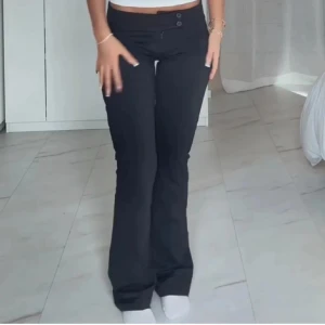 Lågmidjade kostymbyxor  - Jätte snygga lågmidjade kostymbyxor från Nelly som tyvärr är för små för mig. Något slitna lägst ner men annars super bra 🫶