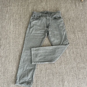 Grå Levis jeans straight fit  - Gråa Levis jeans. Jeansen är raka möjligen lite loose. I storlek 33w 32L. Använda men inga stora tecken på användning. Upplagda nertill (förkortade) med ca 1 cm. Toppen skick! Hör av dig för om du har frågor! PRISET KAN ABSOLUT DISKUTERAS. 