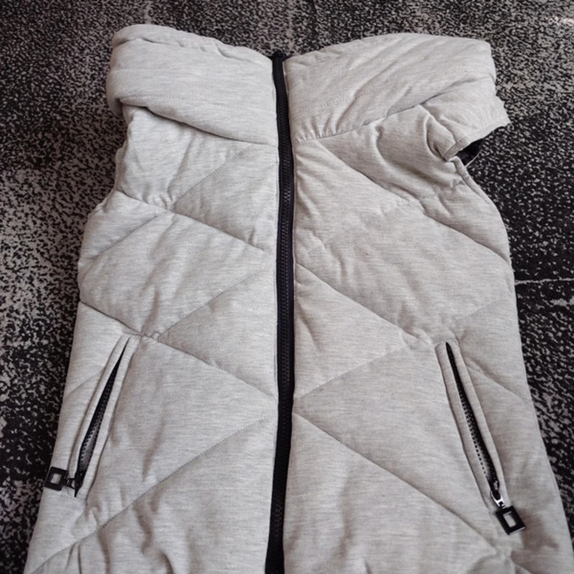 Ljusgrå quiltad dunväst med huva - 1