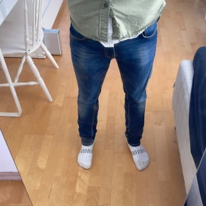 Nudie jeans (unik wash) - Säljer nu dessa sjukt snygga nudie jeans i storlek W29 L30 med riktigt snygg wash och feta fades🙌 Jeansen har en riktigt snygg fade och en perfekt blå nyans som passar till ALLT! I princip nyskick. Skriv vid funderingar📲