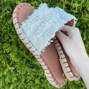 Fina sandaler med pärlor  - Helt nya sandaler, endast provade i storlek 37