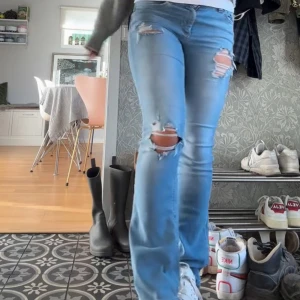 Ljusblå jeans med hål från ONLY - Säljer mina supersöta jeans ifrån Only då de inte kommer till användning längre!💘Midjan är mer åt mid-rise hållet än low men absolut relativt låga. På sista bilden kan ni se att det förekommer en liten defekt i form av ett hål på baksidan, vilket absolut går att fixa (även snyggare än vad jag gjort😅). Finns fler bilder om du är intresserad!😙