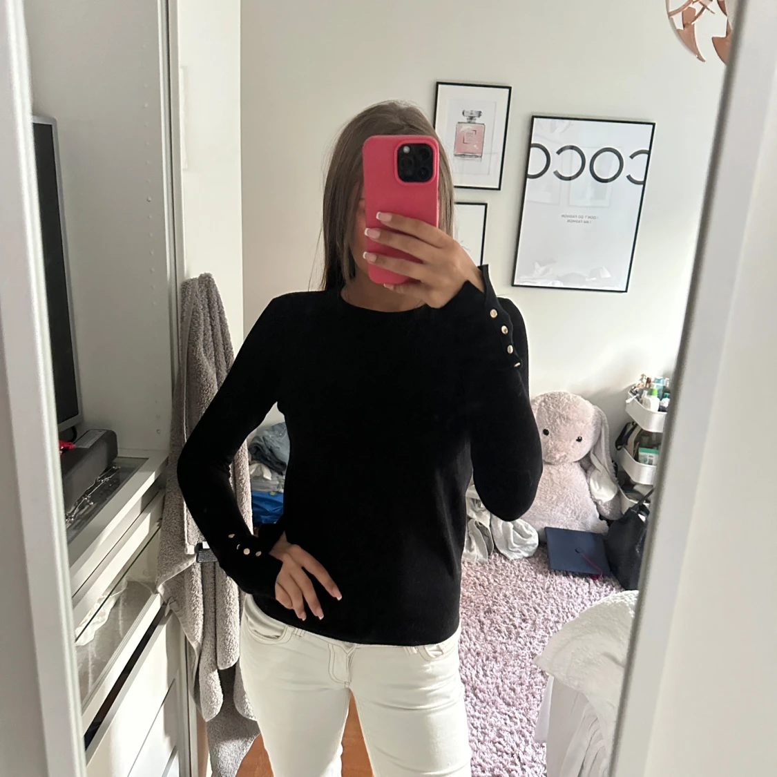 Svart långärmad tröja med gulddetaljer