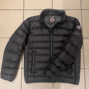 Colmar jacka  - Köpt på NK för 5000kr. I bra skick säljs för den ej används. Hör av er vid funderingar 