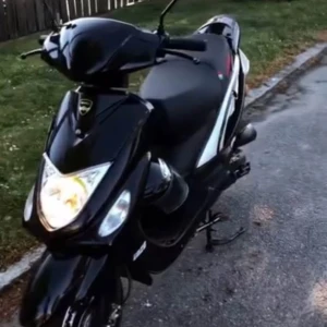 Viarelli - klass 2 moped  - Jag säljer min mopped p.g.a ingen användning.  Mopped köptes för 15 tusen på rabbat kostade 20 tusen.   Obs! - Tappat bort nyckel  - behöver nytt batteri  - ena spegel är sönder vid skruven    ( inte rutan/glasset )  Den har runt 400 mil.   Byta fungerar bra också med tillägg av pengar.   Därför säljer jag den för 4 tusen eftersom kostar att fixa, pris kan diskuteras.  Annars kommer den rulla perfekt!    