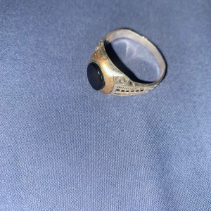Silverring med svart sten - Cool ring i silver med en rund svart sten från iran . bra skick och köpter från iran 